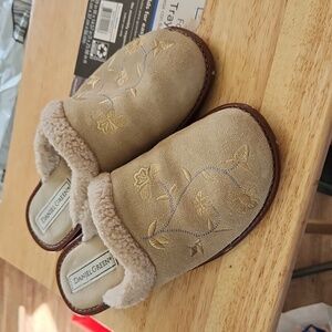 Embroidered Floral Clog Slippers by Daniel Green size 8